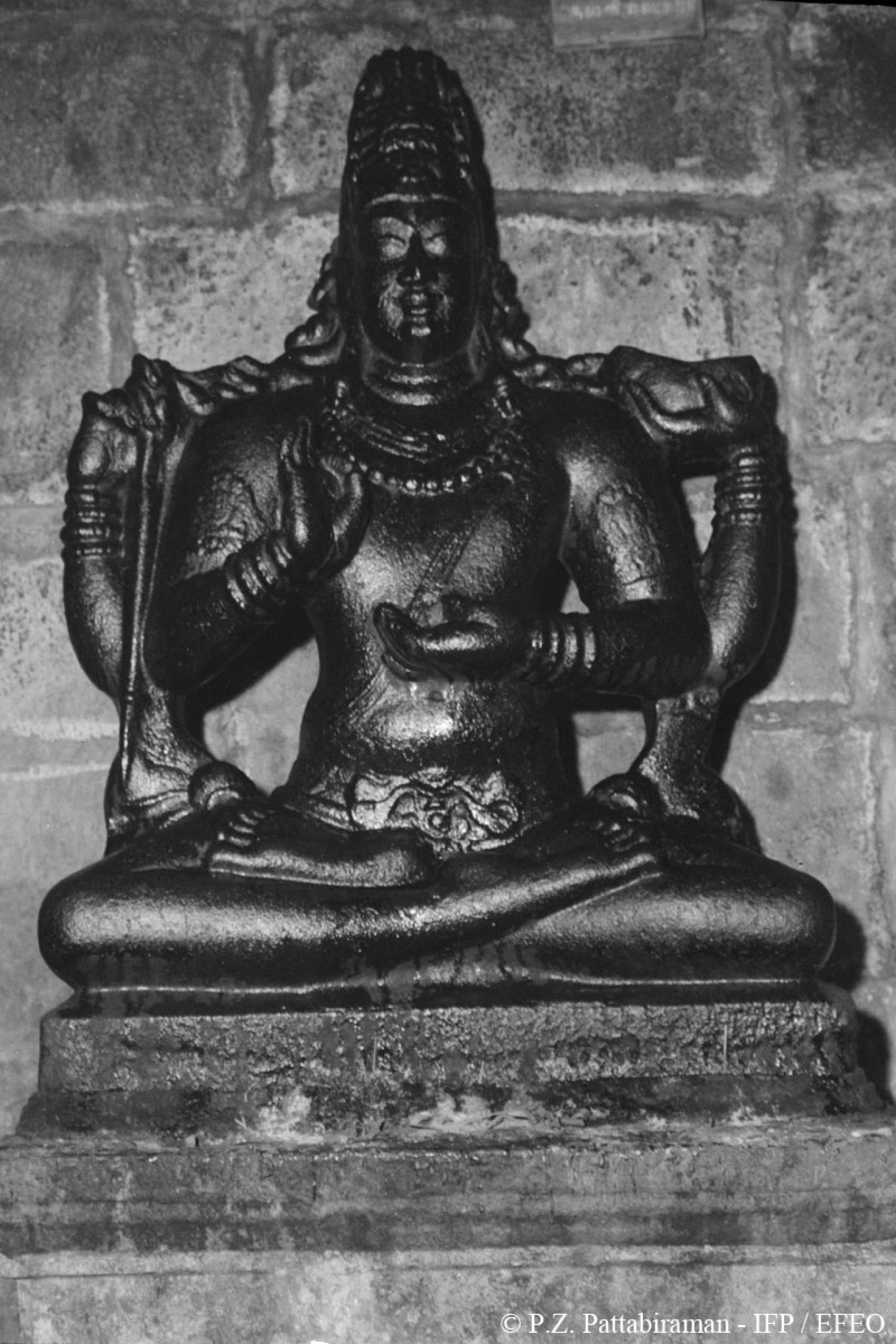 Lakulīśa dans l’assise du lotus (temple de Tyāgarāja, Tiruvottiyur, Tamil Nadu)
